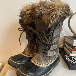 Sorel joan of arctic boots grey fur size 8 womens